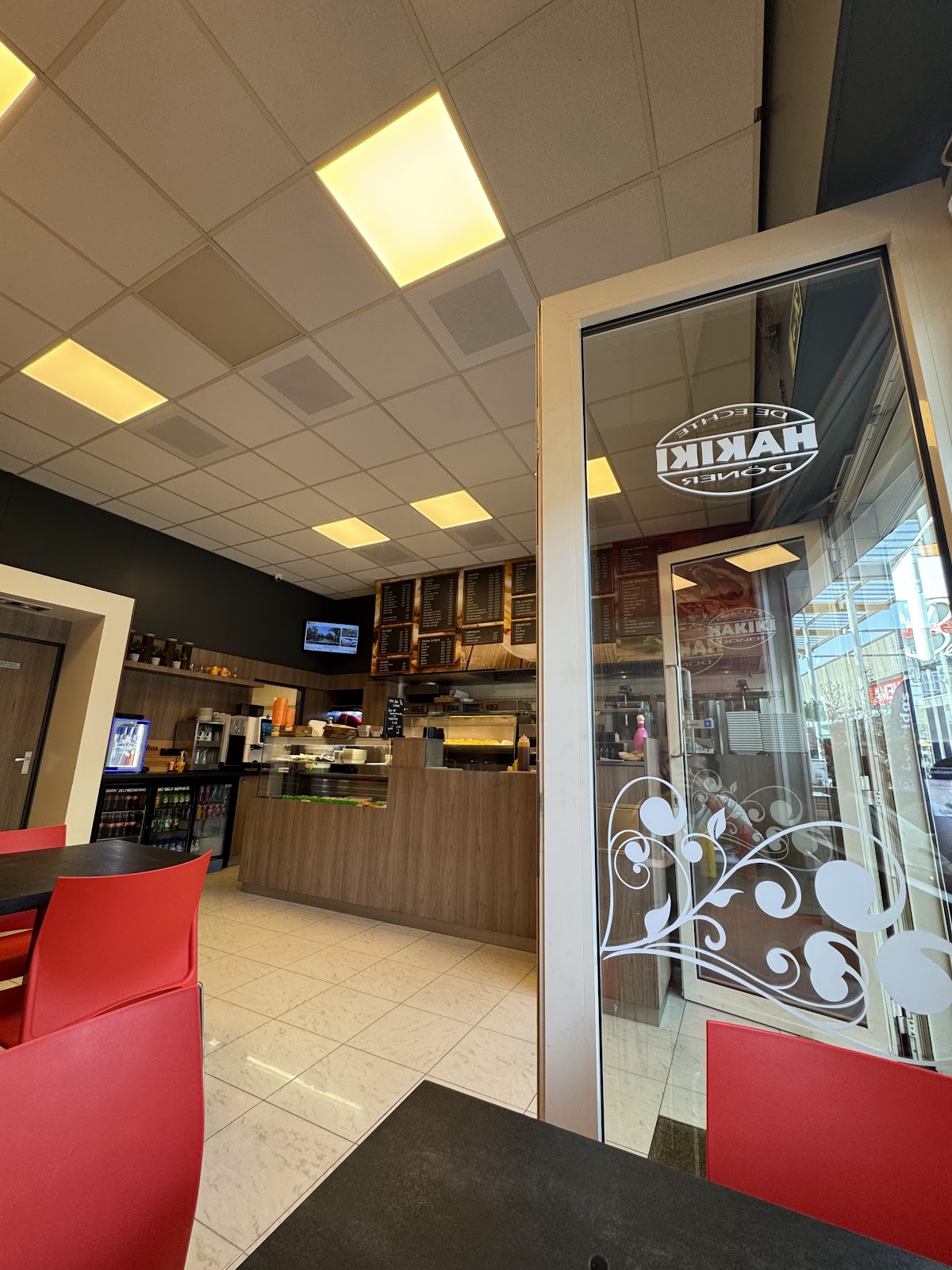 Binnen bij Hakiki Döner in Winkelcentrum Woensel, met de toonbank en menuborden